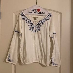 Women’s Boho top white with blue embroidery